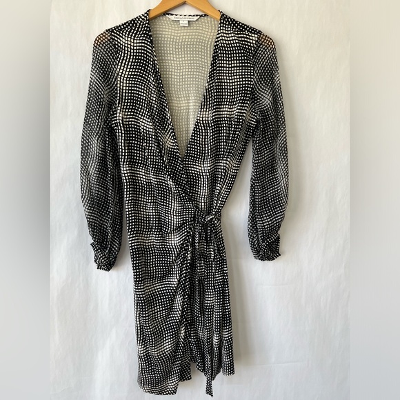 Diane Von Furstenberg Silk Wrap Dress Size 8 - Picture 2 of 10